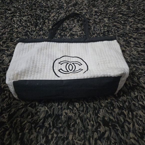 Authentic Chanel Beaute VIP Gift White Quilted Canvas Tote Bag - Black CC Logo - Picture 4 of 9